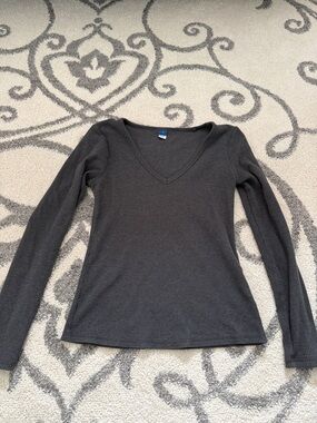 Old Navy Women's Long-Sleeve V-Neck Ribbed Top - Charcoal Gray